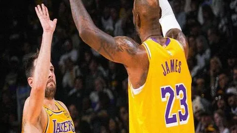 “福图纳锡塔德客场挑战副班长，能否逆袭成功，抢下关键三分？”